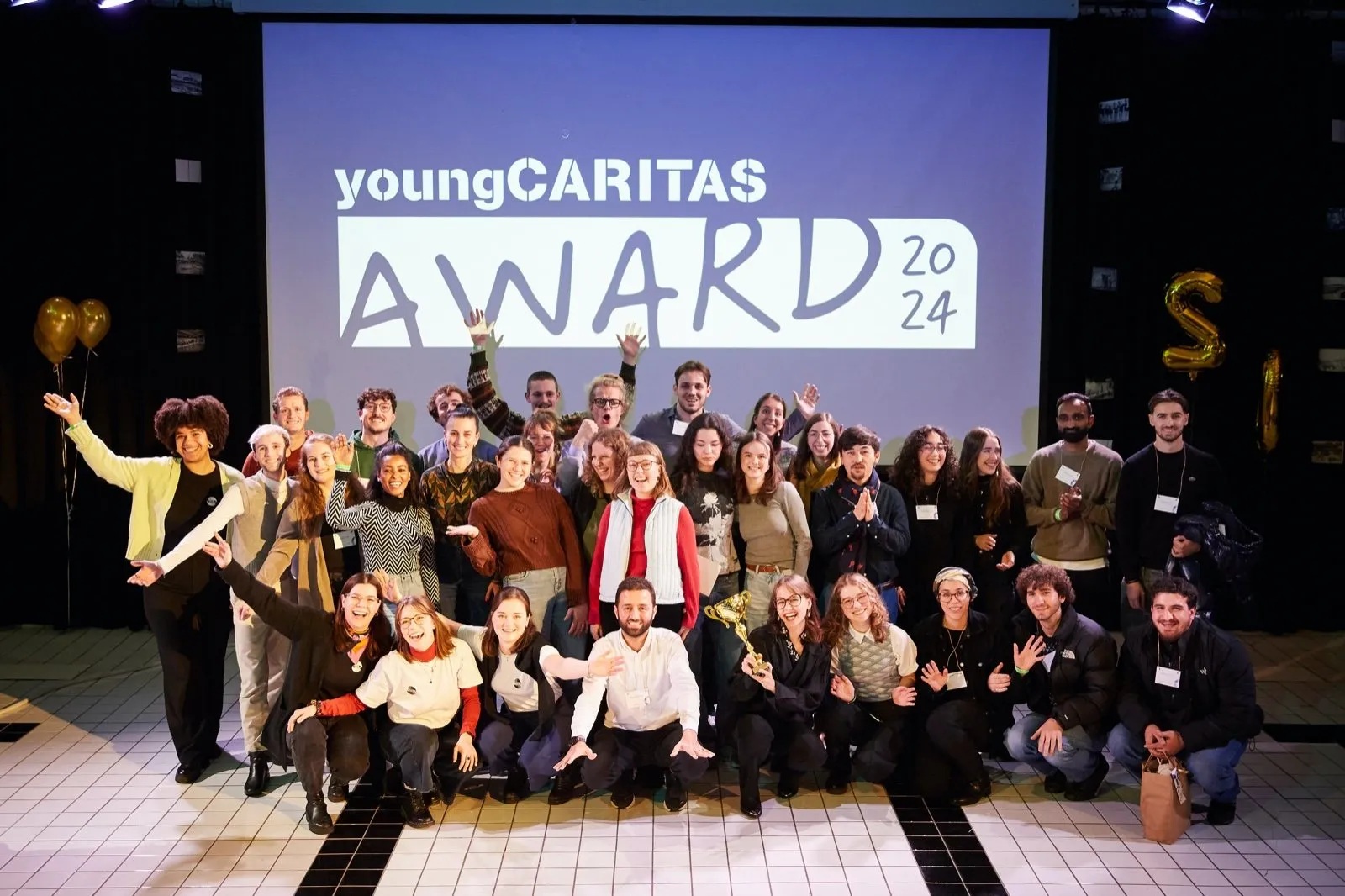 Alle Nominierten des Young Caritas Award 2024 jubeln gemeinsam auf der Bühne