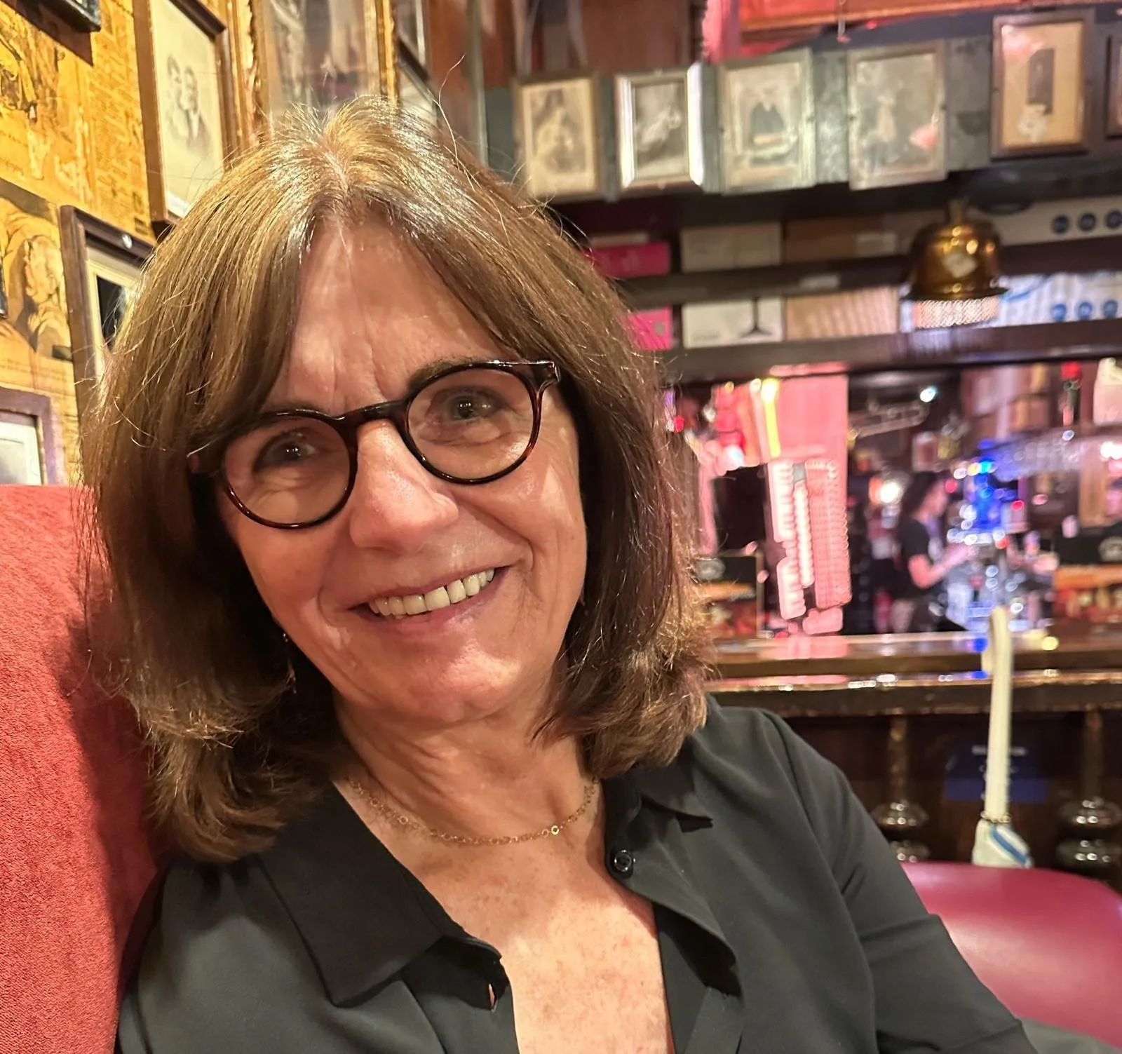 Yvonne Weissberg mit schulterlangen braunen Haaren und Brille lächelt in die Kamera.